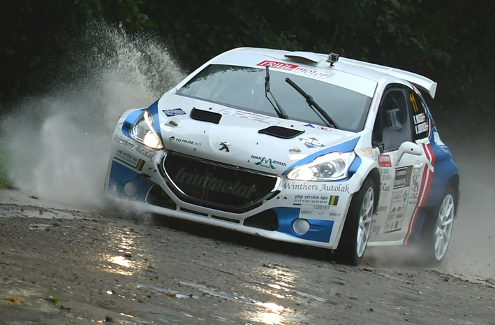 Kim Madsen og Kasper Sørensen i deres Peugeot 208 T16 R5 på vej mod sejren i weekendens pjaskvåde og meget krævende Hankook Slagelse Rally
(Foto: Morten Dam - autoMOTIV/specialpress)